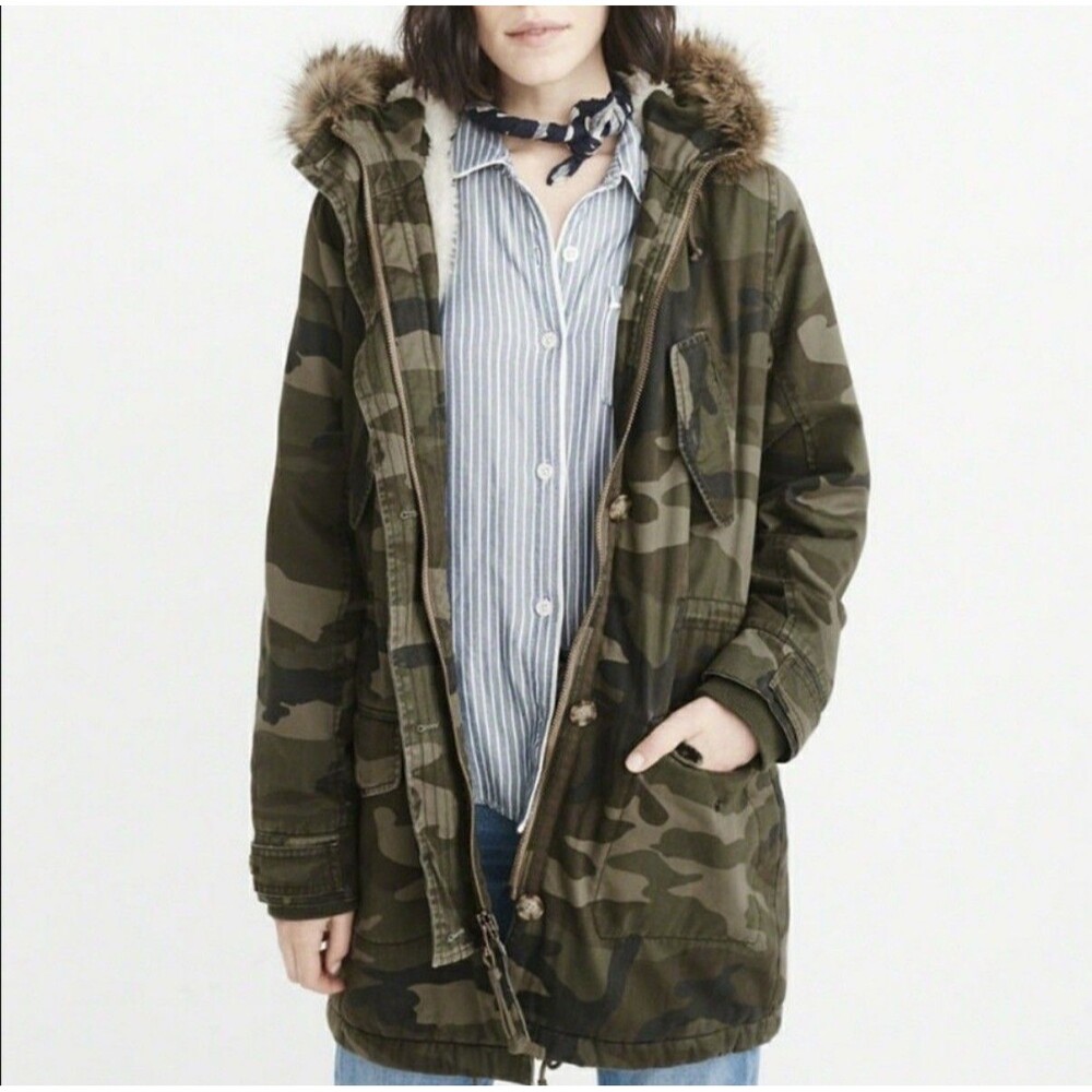 Abercrombie & Fitch Jacket Women’s Size S Green Camouflage Hood Sherpa Faux Fur